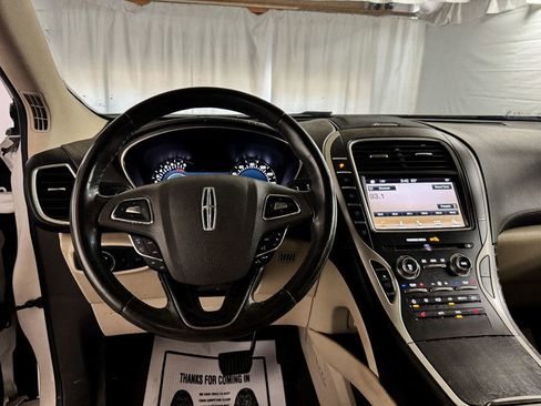 Used 2017 Lincoln MKX Select image 13