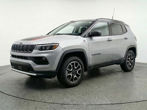 Used 2025 Jeep Compass Trailhawk AWD/4WD image 3