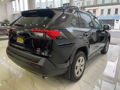 Used 2021 Toyota RAV4 LE AWD/4WD image 7