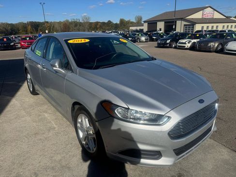 Used 2014 Ford Fusion SE FWD image 3