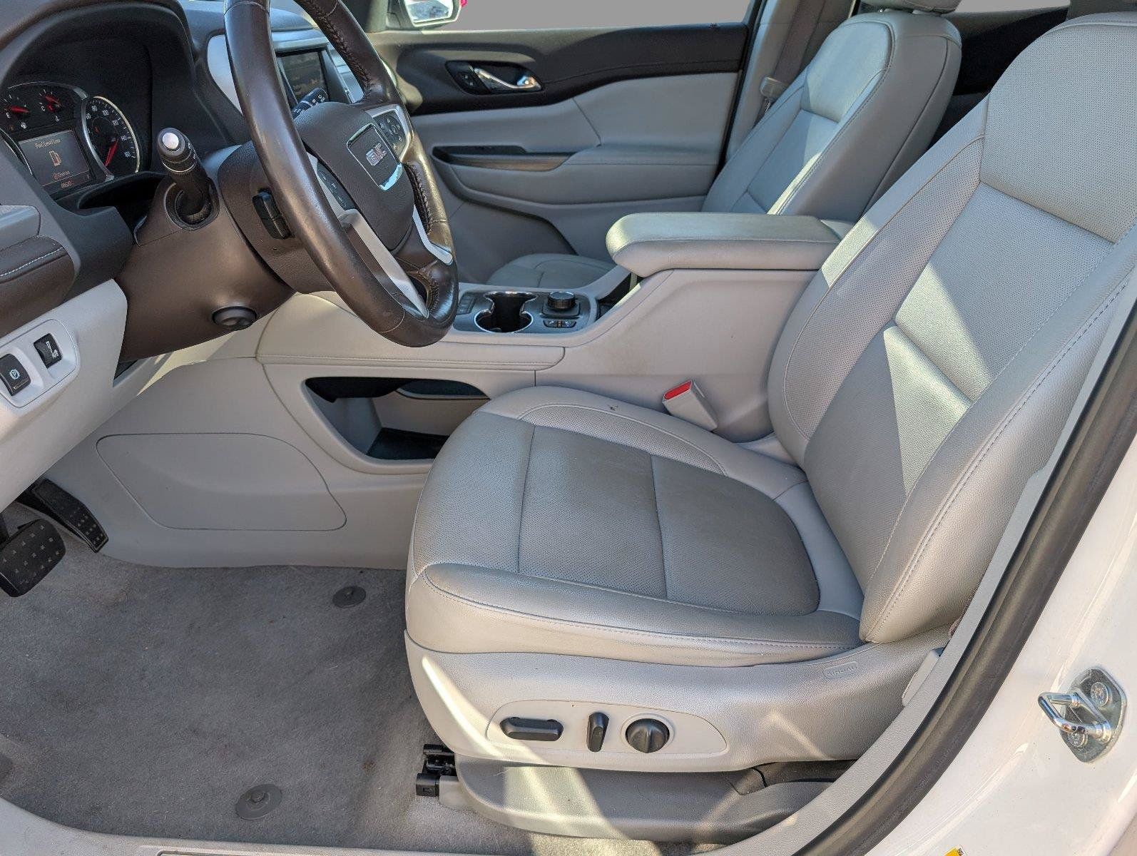 Used 2020 GMC Acadia SLT w/ Premium Package FWD image 3