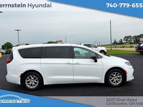 Used 2024 Chrysler Pacifica Touring-L FWD image 30