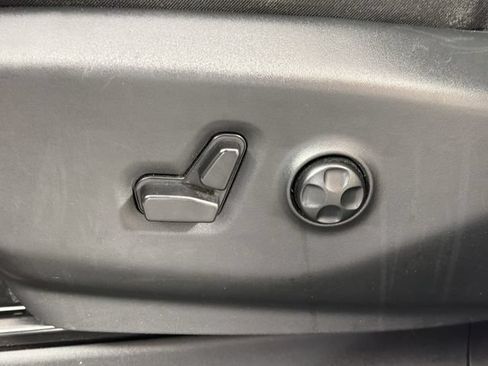 Used 2025 Chrysler Pacifica Limited FWD image 22