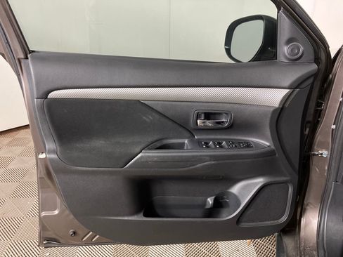 Used 2018 Mitsubishi Outlander ES image 21