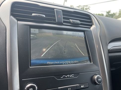 Used 2020 Ford Fusion SE AWD/4WD image 27