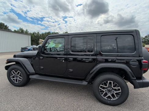 Used 2025 Jeep Wrangler Unlimited Sahara AWD/4WD image 8