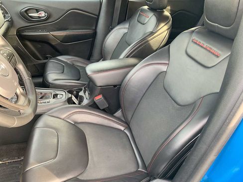 Used 2019 Jeep Cherokee Trailhawk w/ Cold Weather Group image 18