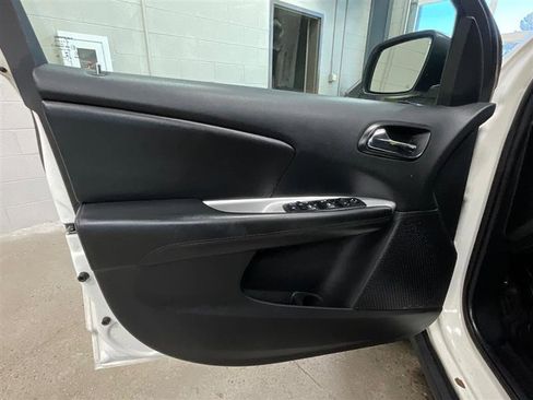 Used 2018 Dodge Journey SE w/ Connectivity Group FWD image 9
