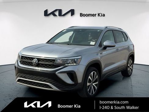 Used 2024 Volkswagen Taos SE image 1