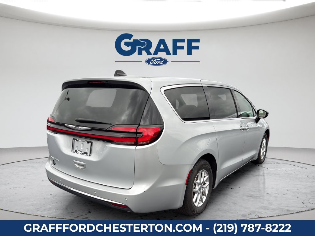 Used 2024 Chrysler Pacifica Touring-L FWD image 8