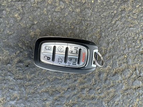 Used 2024 Chrysler Pacifica Touring-L FWD image 17