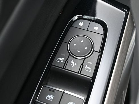 Used 2023 Nissan Pathfinder Platinum image 12