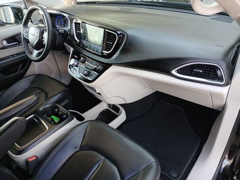 Used 2024 Chrysler Pacifica Touring-L image 30