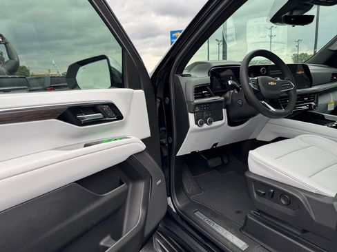 New 2026 Chevrolet Suburban Premier image 14