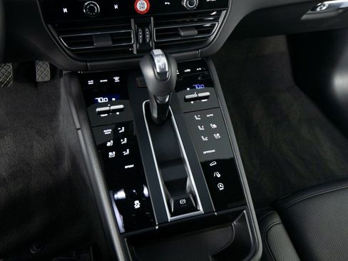 Used 2025 Porsche Macan image 25