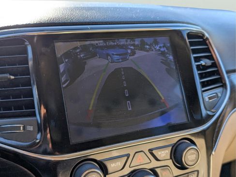 Used 2019 Jeep Grand Cherokee Limited image 17