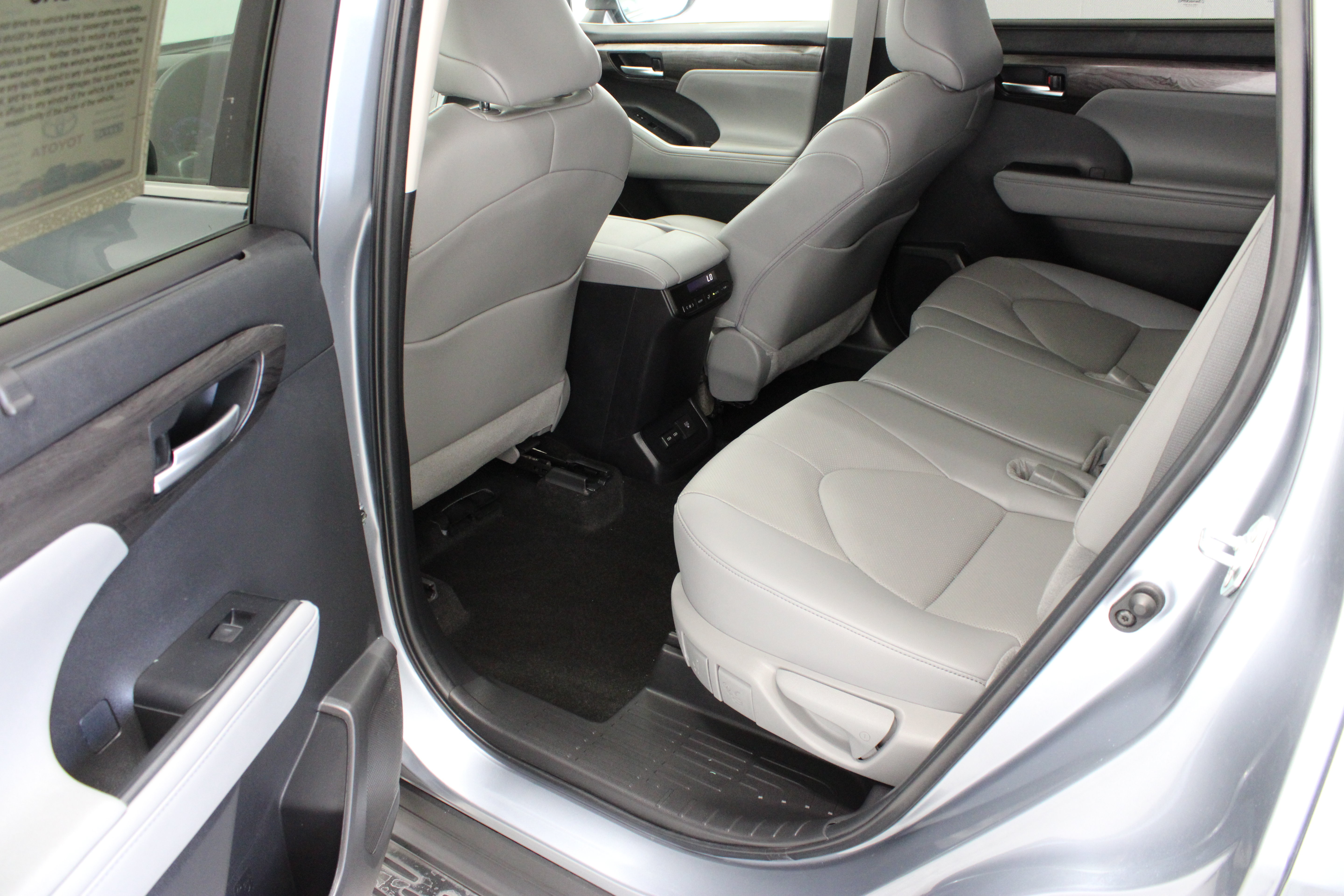 Used 2024 Toyota Highlander Limited FWD image 29