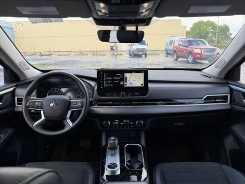Used 2025 Mitsubishi Outlander SE image 18