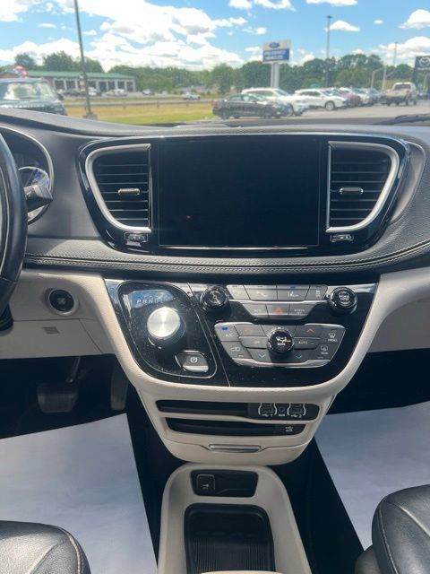 Used 2022 Chrysler Pacifica Touring-L w/ Uconnect Theater Family Group FWD image 19