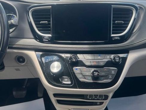 Used 2022 Chrysler Pacifica Touring-L w/ Uconnect Theater Family Group FWD image 19