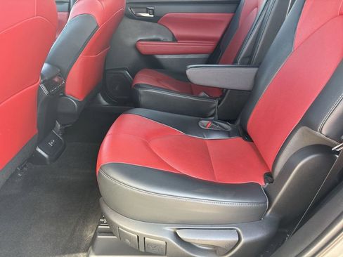 Used 2023 Toyota Highlander L image 26