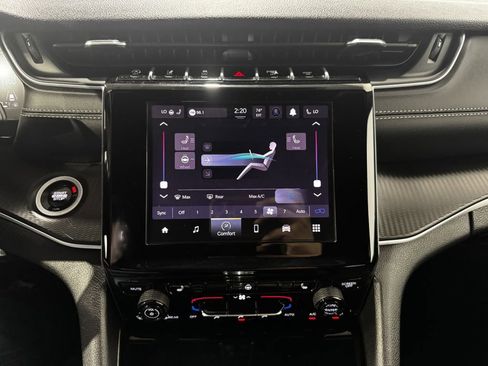 Used 2025 Jeep Grand Cherokee Altitude AWD/4WD image 13