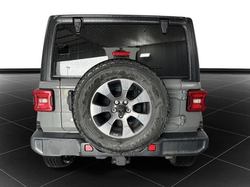 Used 2018 Jeep Wrangler Unlimited Sahara AWD/4WD image 4