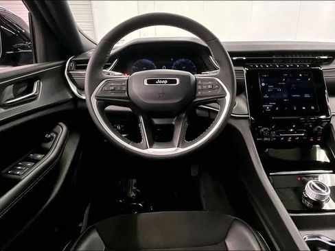 Used 2024 Jeep Grand Cherokee Altitude AWD/4WD image 6