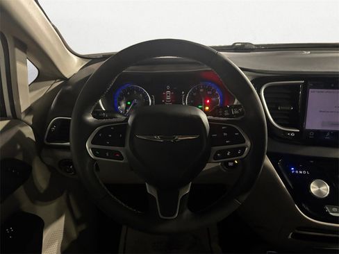 Used 2024 Chrysler Pacifica Touring-L image 12