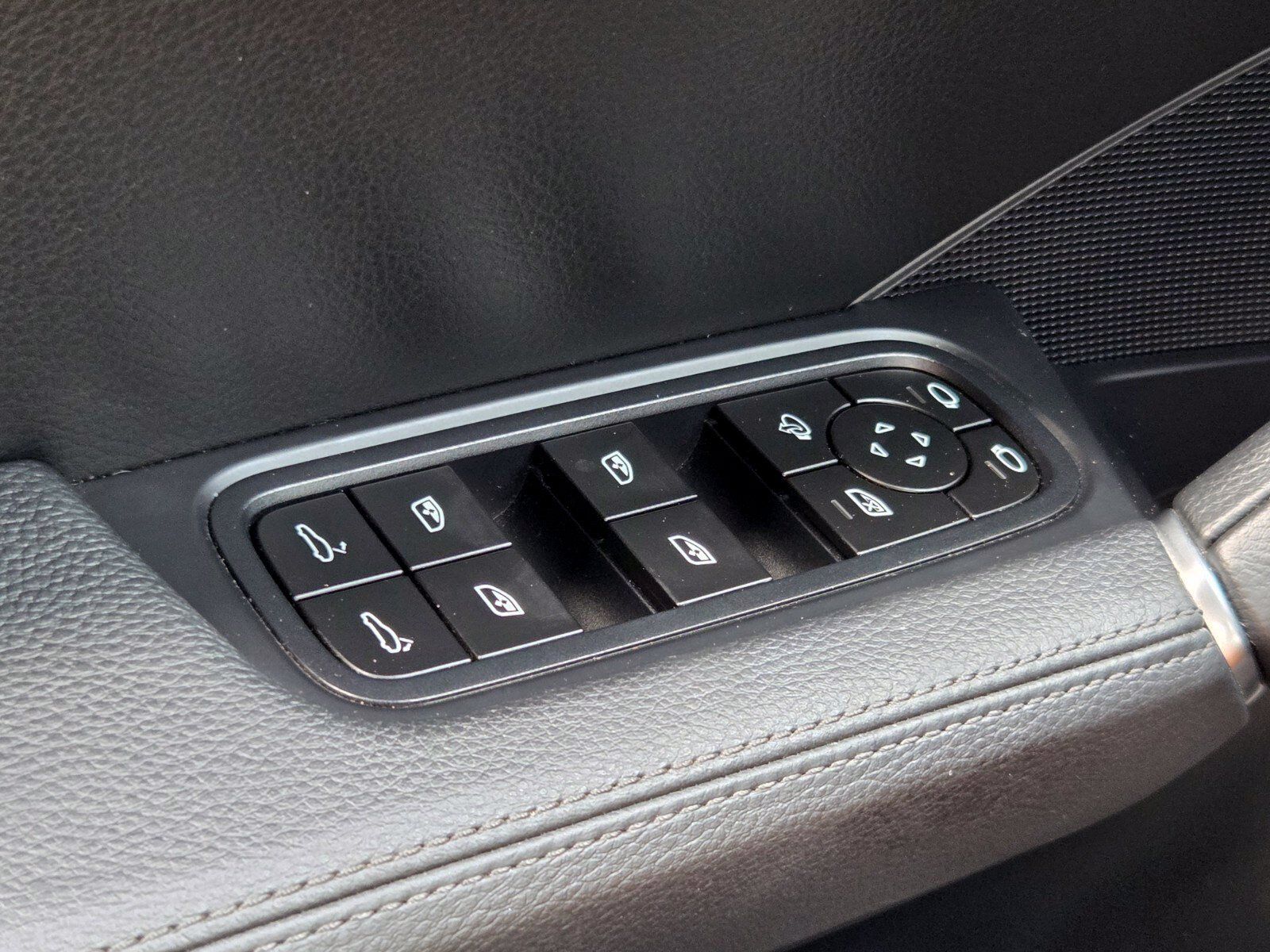 Used 2022 Porsche Cayenne AWD/4WD image 35