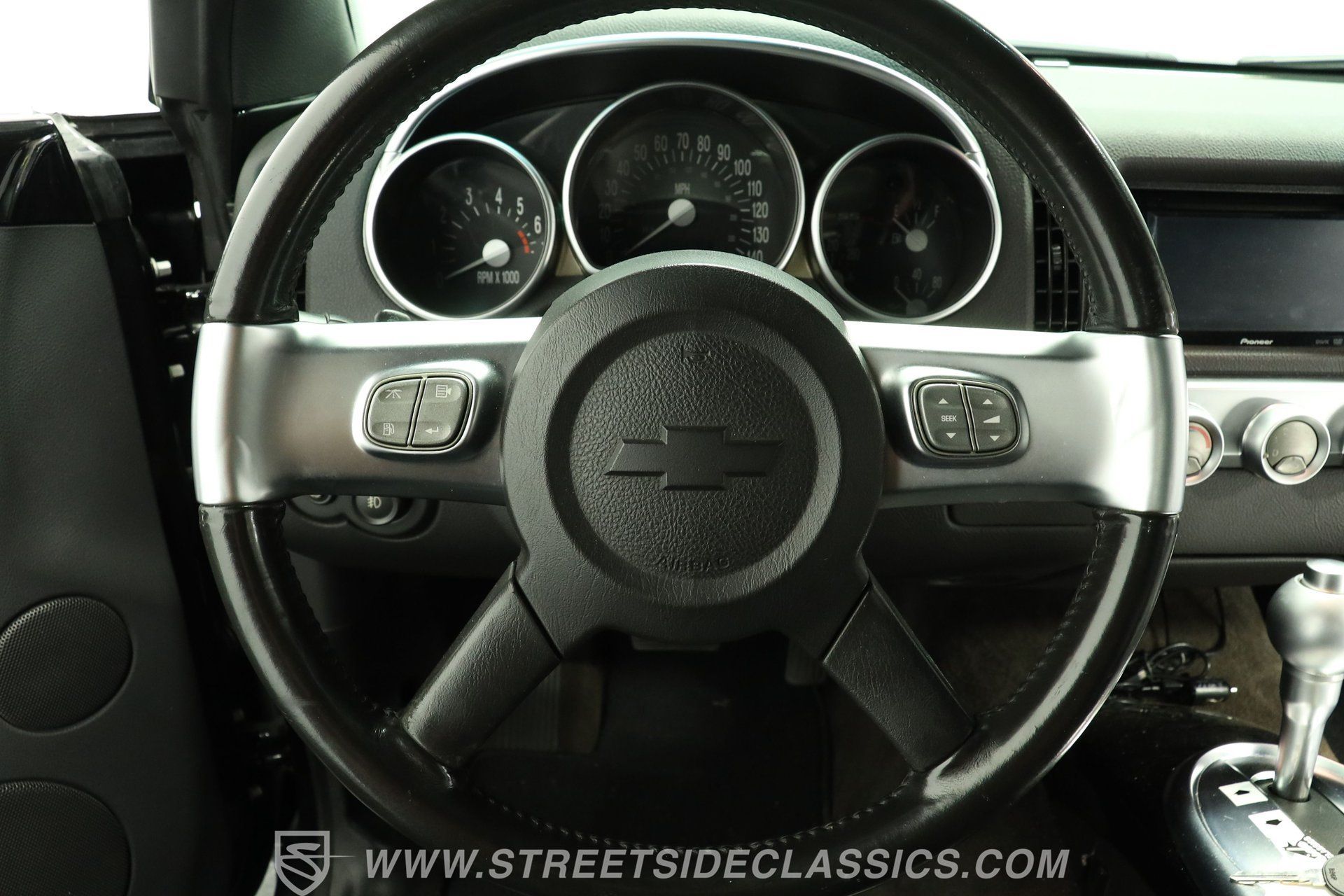Used 2004 Chevrolet SSR w/ Preferred Equipment Group RWD image 36