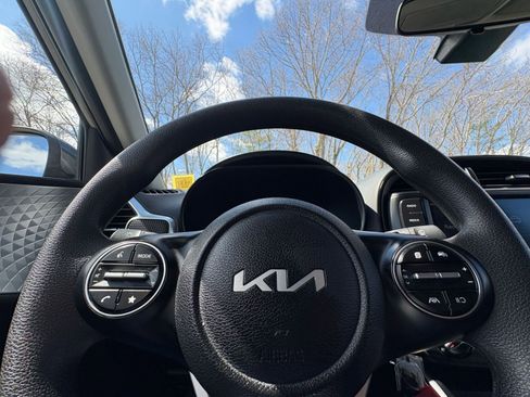Used 2025 Kia Soul LX w/ LX Technology Package FWD image 24