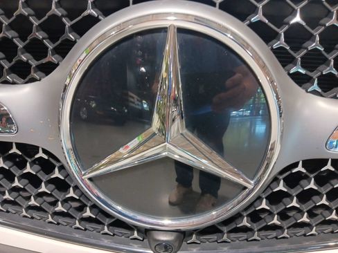 Used 2025 Mercedes-Benz GLC 350e 4MATIC image 9