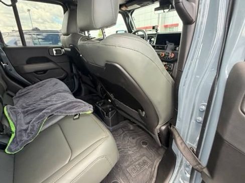Used 2025 Jeep Gladiator Mojave AWD/4WD image 17