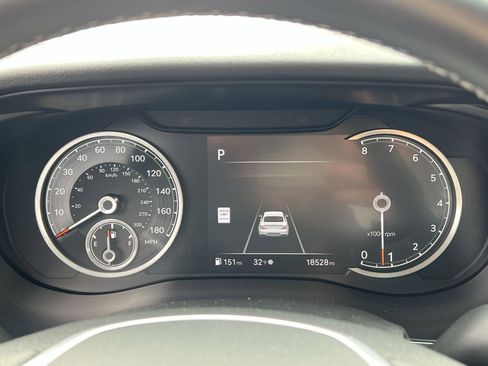 Used 2025 Genesis G70 2.5T image 17