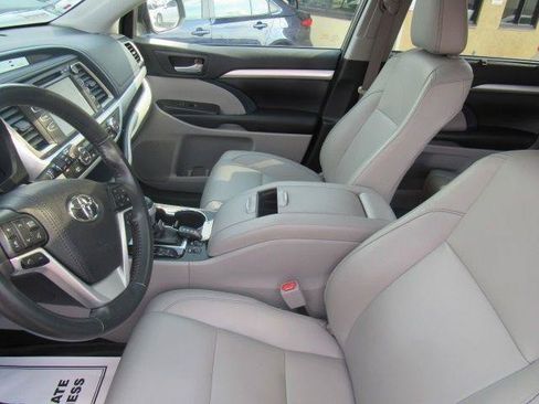 Used 2019 Toyota Highlander XLE AWD/4WD image 20