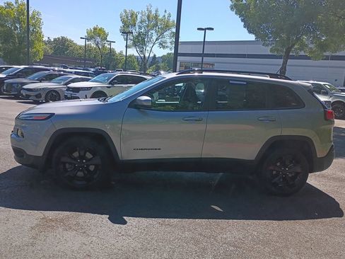 Used 2018 Jeep Cherokee Latitude w/ Altitude Package FWD image 7
