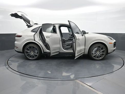 Certified 2022 Porsche Cayenne Platinum Edition image 34
