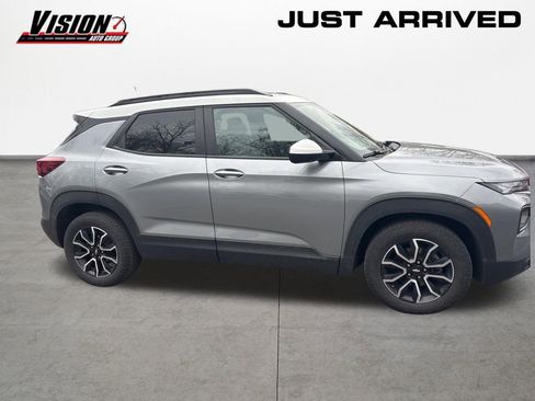 Used 2023 Chevrolet TrailBlazer ACTIV w/ Sun and Liftgate Package FWD image 2