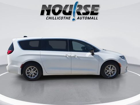 Used 2024 Chrysler Pacifica Touring-L FWD image 9