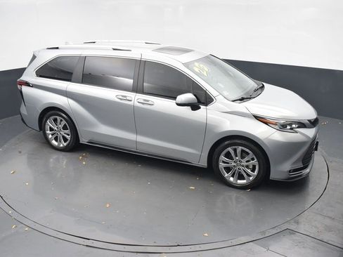 Used 2023 Toyota Sienna Platinum image 39