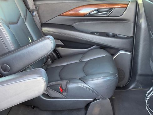 Used 2020 Cadillac Escalade Luxury image 13