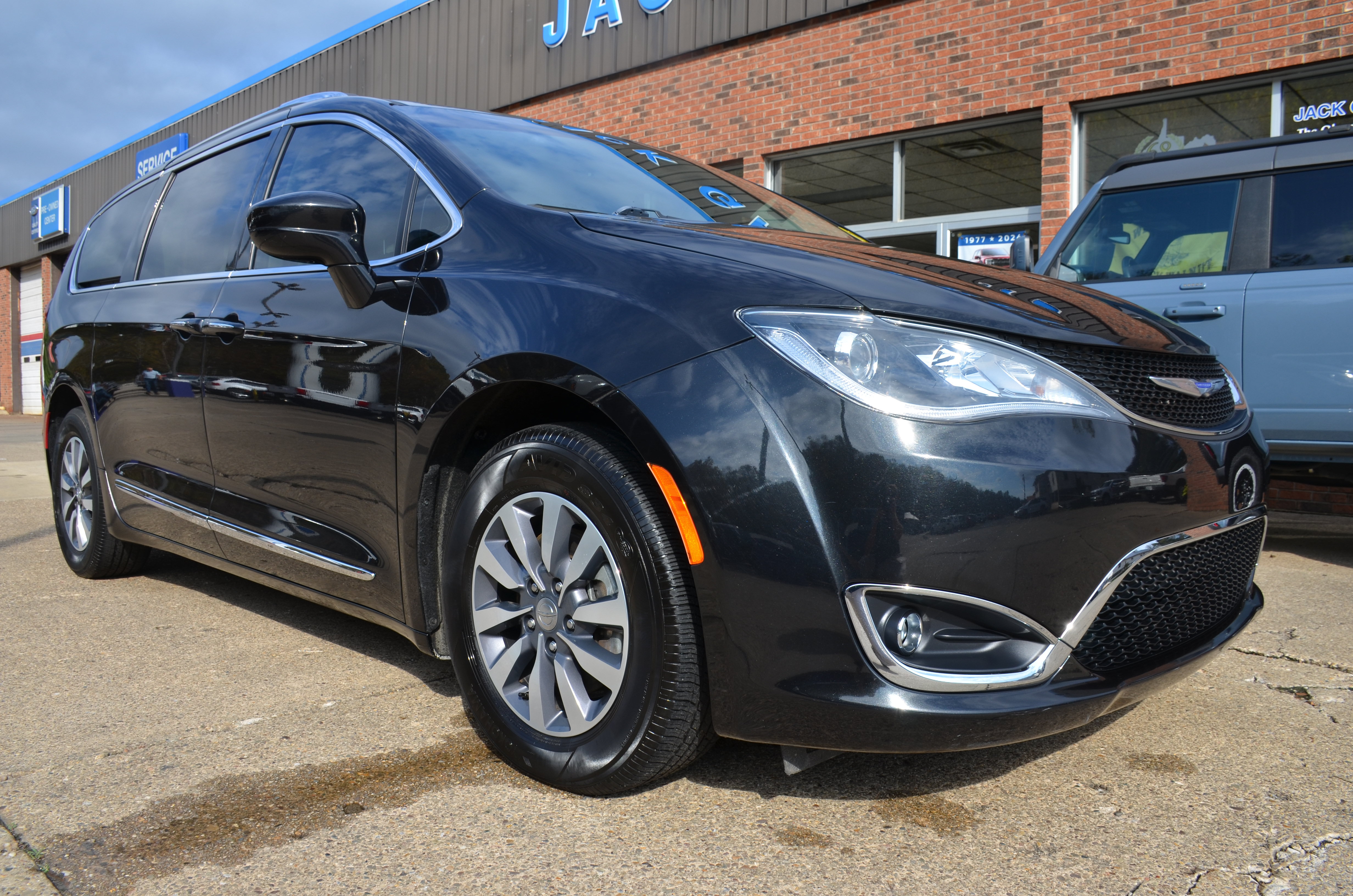 Used 2020 Chrysler Pacifica Touring-L Plus FWD image 1