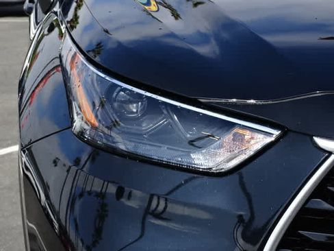 Used 2025 Toyota Highlander XLE FWD image 5