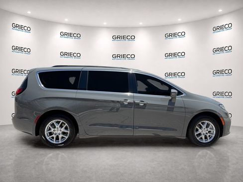Used 2022 Chrysler Pacifica Touring-L FWD image 8