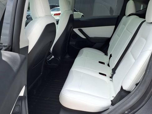 Used 2022 Tesla Model Y Long Range AWD/4WD image 12