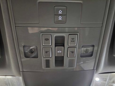 Used 2025 Volkswagen Taos SEL AWD/4WD image 34