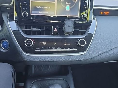 Used 2021 Toyota Corolla LE image 3