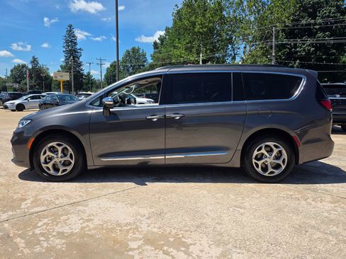 Used 2023 Chrysler Pacifica Limited FWD image 8