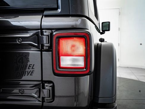 Used 2024 Jeep Wrangler Unlimited image 18